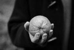 ferdinando scianna Storia di un Seme d’Arancia. Lieto fine per la grande scultura di Emilio Isgrò a Barcellona Pozzo di Gotto. Scongiurato il trasferimento, partono i restauri. Con una mostra di Ferdinando Scianna