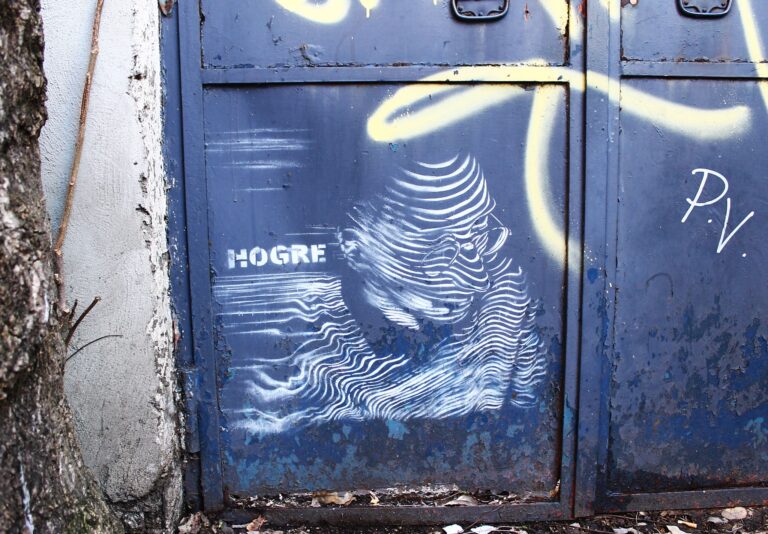 hogre stencil2 Hogre, re(dis)sidenza in portineria