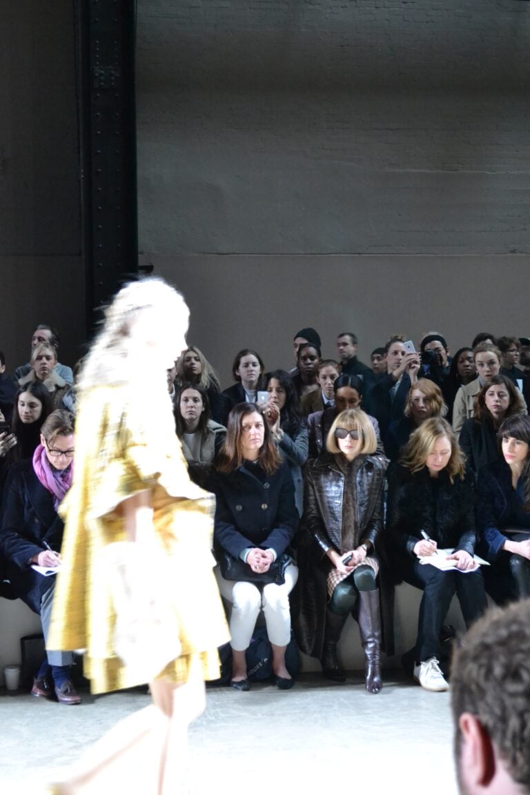 4.Anna Wintour alla sfilata di Simone RochaAW14 Da museo a passerella. Il fashion show della Turbine Hall