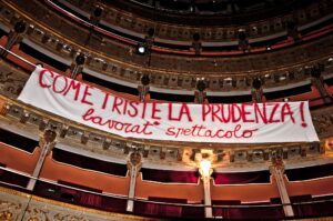 Fesso chi sta nella legalità! A Roma si sgombera il Teatro Valle, ma agli occupanti vanno in gentile omaggio spazi per continuare le attività
