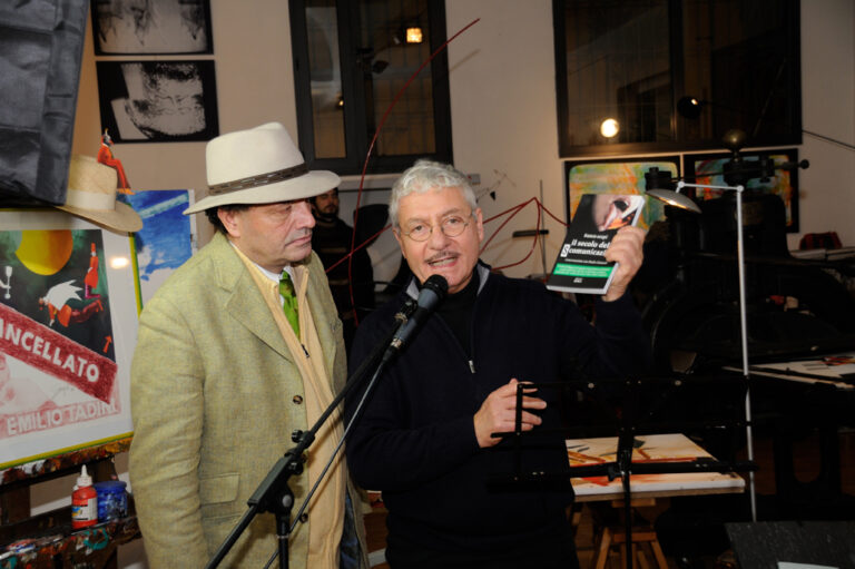 Andrea Pinketts e Franco Scepi durante la presentazione Il ritorno del cancellatore. Allo Spazio Tadini di Milano si riscopre l’eclettico Franco Scepi, con un evento critico del degrado culturale italiano: all’opening coinvolti anche lo scrittore Andrea Pinketts e l'attrice Xena Zupanic, ecco le immagini