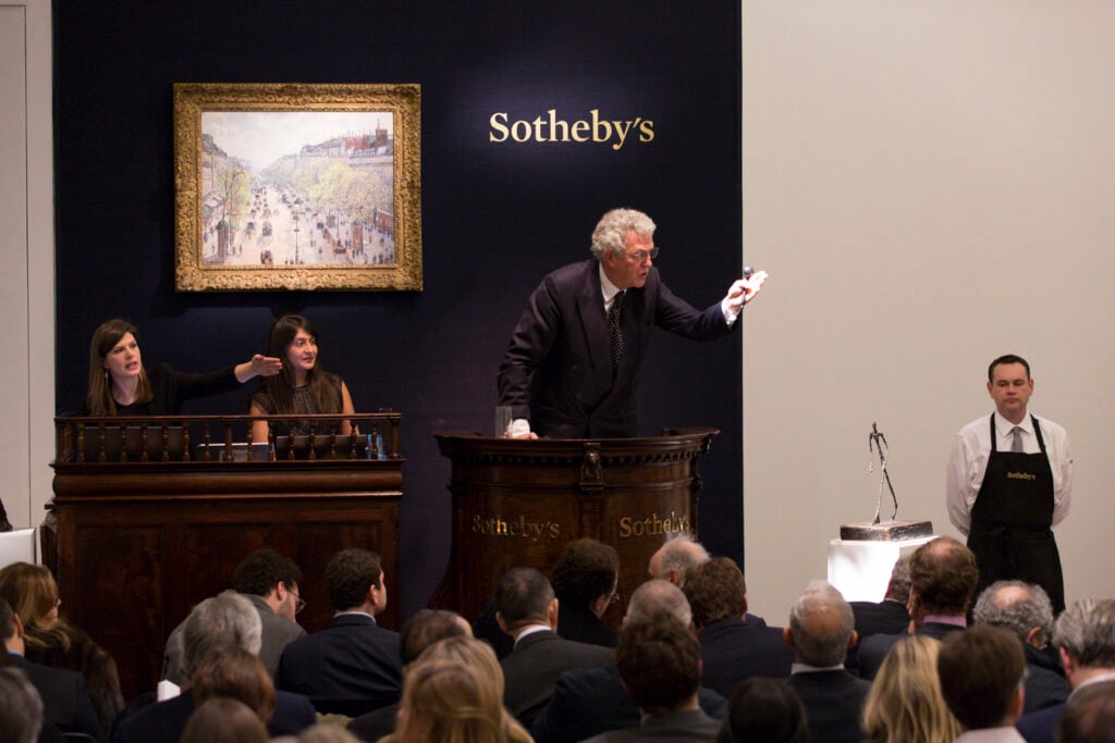 Ottime notizie da Londra. Inizia alla grande il mercato con le aste 2014 per Christie’s e Sotheby’s: record per Juan Gris, Carlo Carrà, Camille Pissarro e Kay Sage