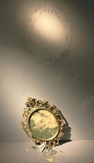Gombloddo! La storia del finto buco dell’artista Eron, stuccato per ‘errore’ al museo Mar di Ravenna, diventa oggetto della pantomima mediatica. Con effetto virale