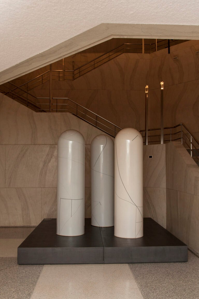 Gastone Novelli Tre onfali A Milano un pezzetto di Biennale del dissenso. La scultura “Tre onfali” di Gastone Novelli riappare nel foyer del Piccolo Teatro Strehler, grazie alla Fondazione Pomodoro: ecco le immagini