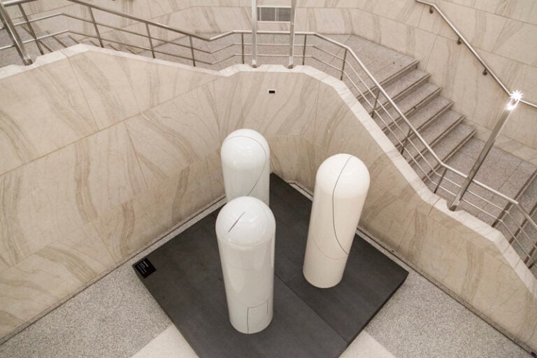 Gastone Novelli Tre onfali 1 A Milano un pezzetto di Biennale del dissenso. La scultura “Tre onfali” di Gastone Novelli riappare nel foyer del Piccolo Teatro Strehler, grazie alla Fondazione Pomodoro: ecco le immagini