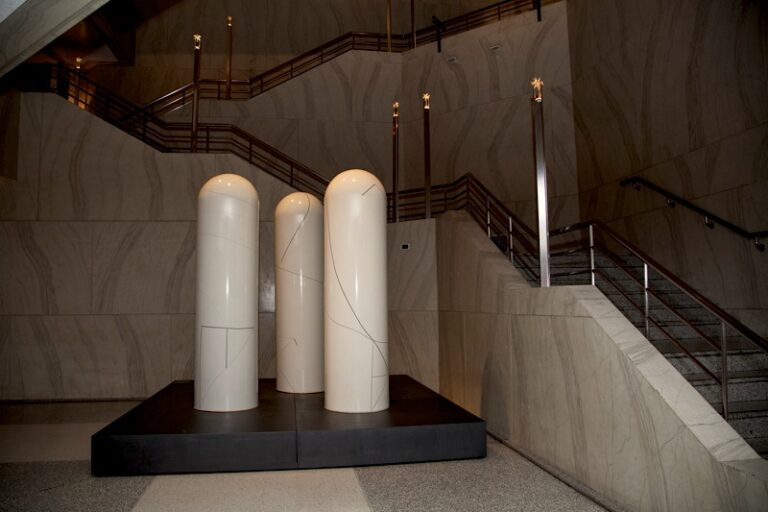 Gastone Novelli Tre onfali A Milano un pezzetto di Biennale del dissenso. La scultura “Tre onfali” di Gastone Novelli riappare nel foyer del Piccolo Teatro Strehler, grazie alla Fondazione Pomodoro: ecco le immagini