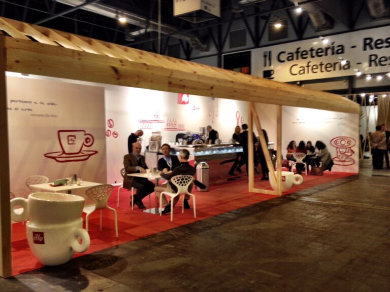 La foodhall di ArcoMadrid Madrid Updates: ecco come si mangia ad Arco. La fiera segue le orme di Frieze e punta su grandi chef e street food di qualità