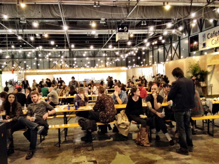 La foodhall di ArcoMadrid 7 Madrid Updates: ecco come si mangia ad Arco. La fiera segue le orme di Frieze e punta su grandi chef e street food di qualità