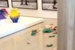 Lopera di Ai Weiwei distrutta “Basta, date spazio solo agli artisti stranieri!”. E un artista di Miami spacca un vaso di Ai Weiwei al Perez Art Museum: valore un milione di dollari