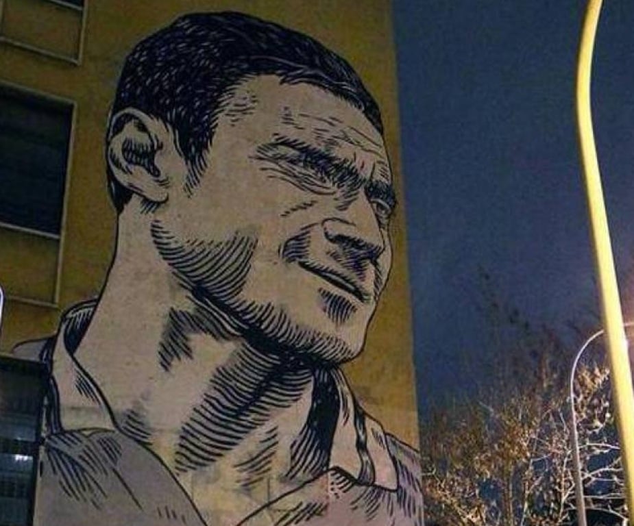 E a Roma spunta un megamurale dedicato a Francesco Totti. Proprio nel suo quartiere natio. Poi si scopre che è un’opera di Lucamaleonte