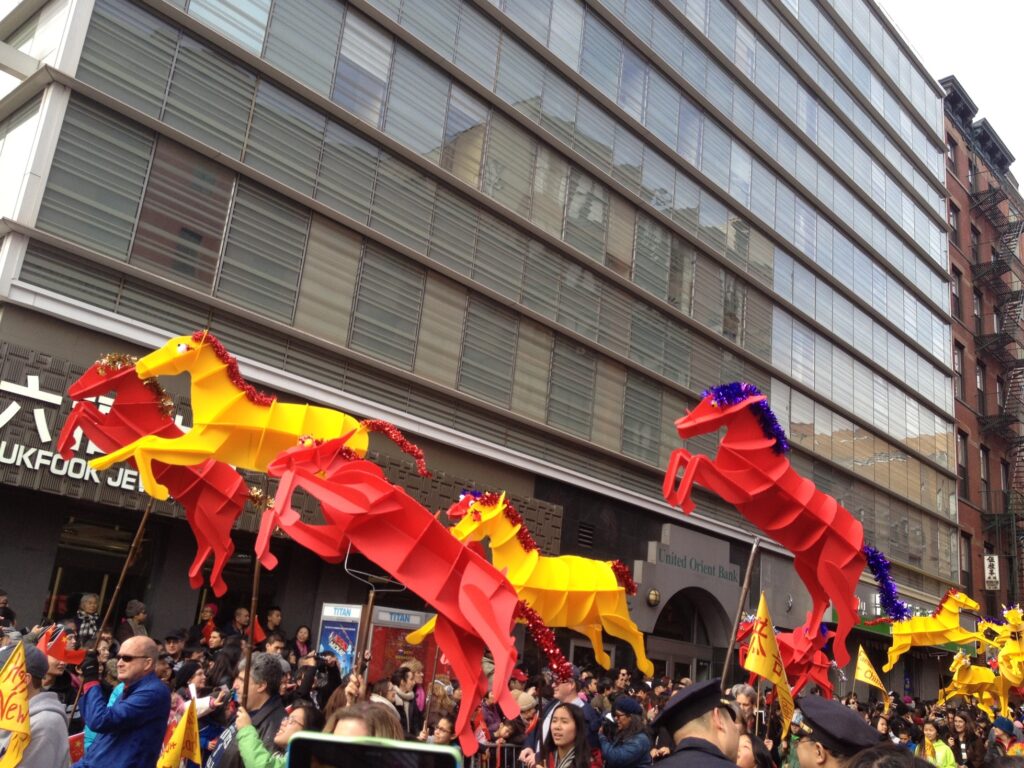 Tutte le foto del capodanno cinese a New York. Lunar Parade, un tripudio di forme e colori a Chinatown, che impazzisce per l’anno del cavallo