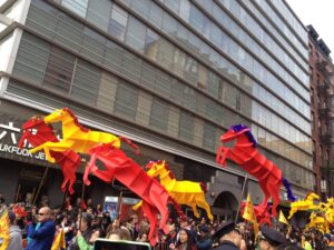 Tutte le foto del capodanno cinese a New York. Lunar Parade, un tripudio di forme e colori a Chinatown, che impazzisce per l’anno del cavallo