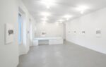 Nelio Sonego Orizzontaleverticale veduta della mostra presso A arte Invernizzi Milano 2013 Courtesy A arte studio Invernizzi Ronzii cromatici e minimalismo d’ambiente: l’astrazione di Nelio Sonego