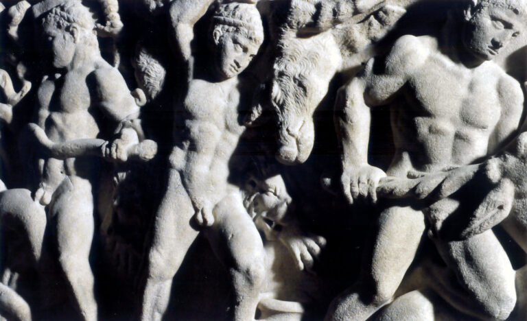 Particolare del sarcofago con fatiche di Eracle metà II sec. d.C. 450° anniversario della morte di Michelangelo, gli Uffizi si regalano due spazi tutti nuovi. Presentato il nuovo allestimento delle sale dei Ritratti greci e del Giardino di San Marco, ecco le immagini
