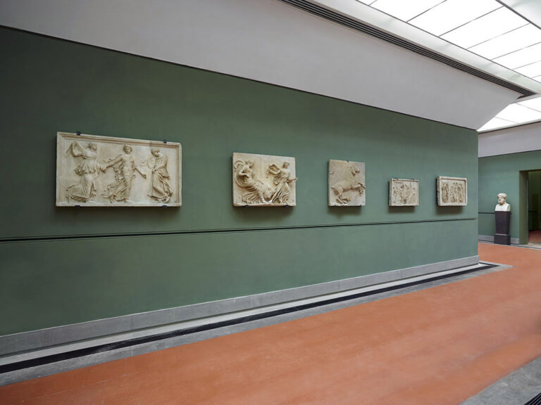 Particolare della Sala 33 con rilievi neoattici 450° anniversario della morte di Michelangelo, gli Uffizi si regalano due spazi tutti nuovi. Presentato il nuovo allestimento delle sale dei Ritratti greci e del Giardino di San Marco, ecco le immagini