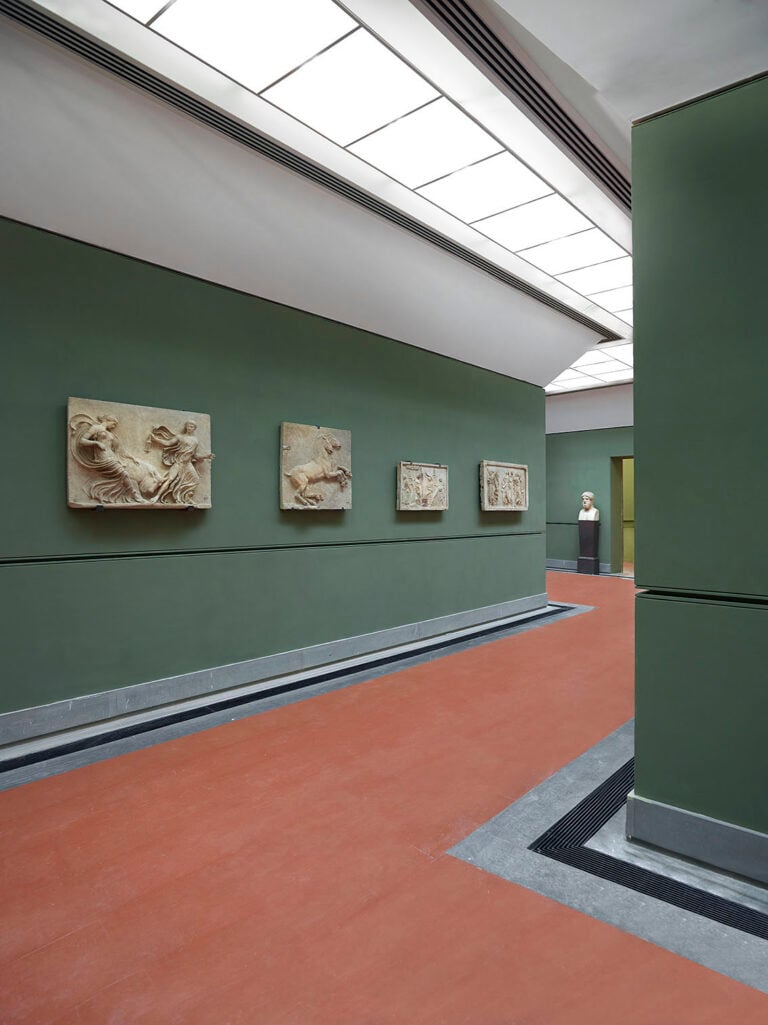 Particolare della Sala 33 con rilievi neoattici 450° anniversario della morte di Michelangelo, gli Uffizi si regalano due spazi tutti nuovi. Presentato il nuovo allestimento delle sale dei Ritratti greci e del Giardino di San Marco, ecco le immagini