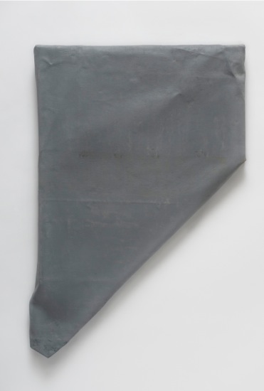 Riedell Folder Over Painting Gray2 Steve Riedell e la fenomenologia degli oggetti. In spiaggia