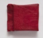 Riedell Folder Over Painting Red3 Steve Riedell e la fenomenologia degli oggetti. In spiaggia