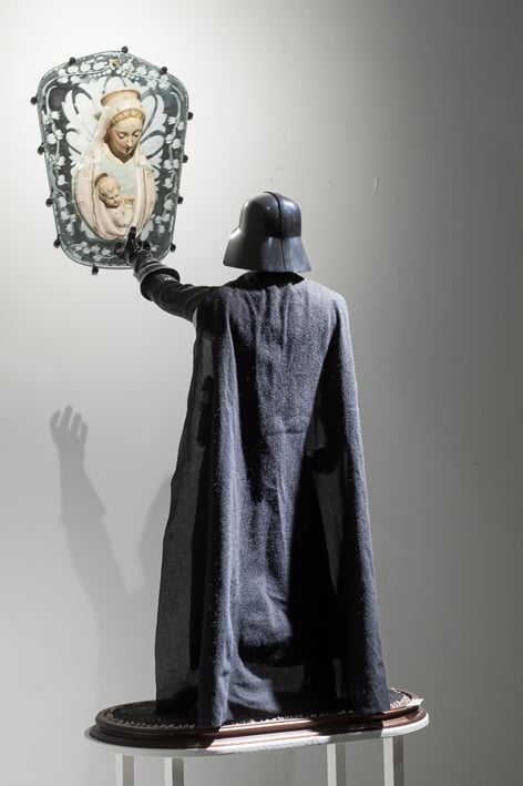 Sebastiano Mauri Gods vs Aliens 2013 object trouvè racchiusi in campane di vetro photo courtesy Galleria Michela Rizzo Sebastiano Mauri e l’automatismo dei pre-giudizi