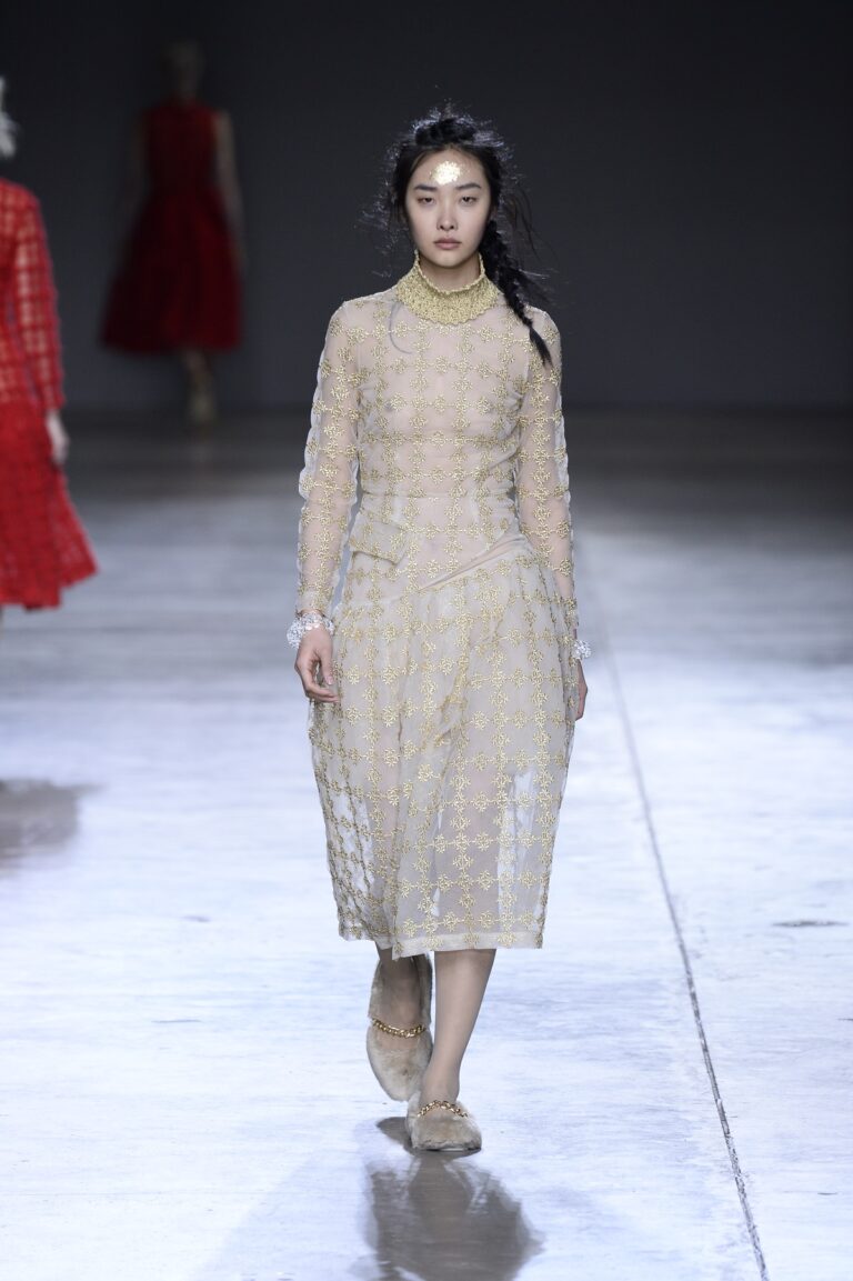 Simone Rocha FW 14 15 Look 37 low Da museo a passerella. Il fashion show della Turbine Hall