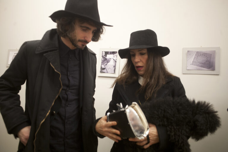 21. Paola Turci e amico Giovani talenti del made in Italy a Parigi, per l'ultima fashion week. Alla Galerie Cinema c'erano Ludovica Amati e Shootingbag 1981. Le foto della serata, con un parterre di ospiti internazionali