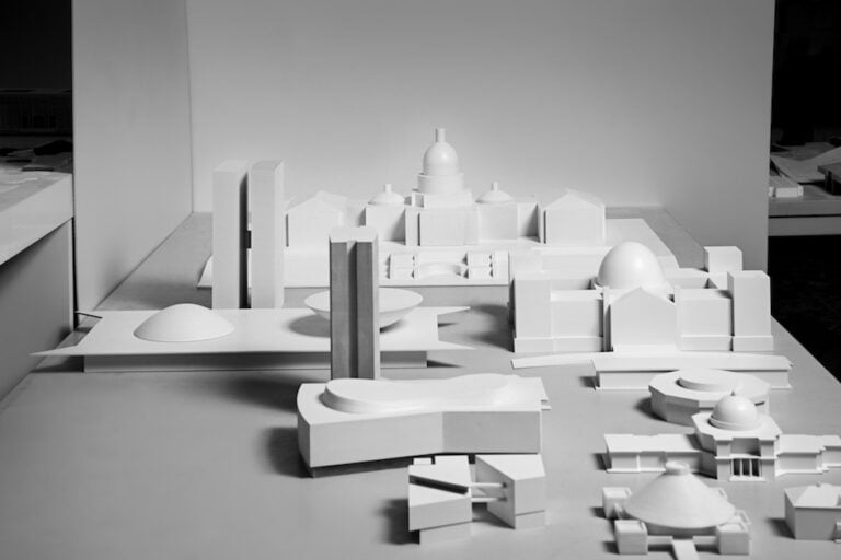 2 Modelle Parlamente © Andreas Balon Tutti i Parlamenti del mondo al Padiglione Austria per la Biennale Architettura. Plastici bianchi, appesi al muro come quadri. Ma anche Wolf D. Prix, altrimenti detto Coop Himmelb(l)au...