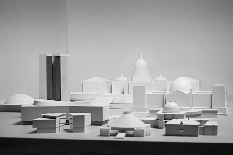 4 Modelle Parlamente © Andreas Balon.jpg Tutti i Parlamenti del mondo al Padiglione Austria per la Biennale Architettura. Plastici bianchi, appesi al muro come quadri. Ma anche Wolf D. Prix, altrimenti detto Coop Himmelb(l)au...