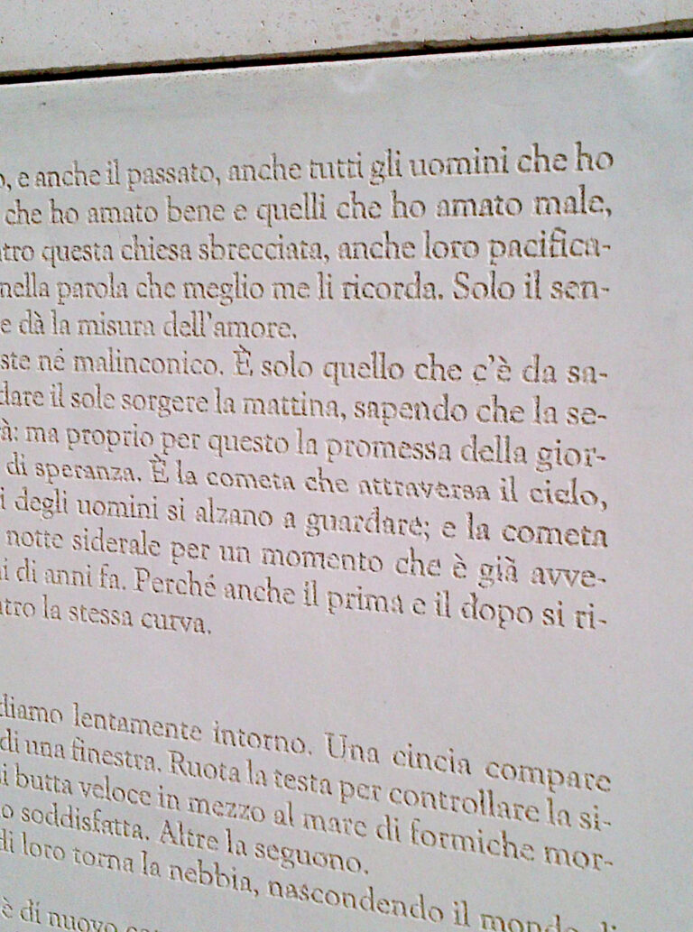 Andrea Mastrovito neverending End 2014 courtesy GAMeC Galleria dArte Moderna e Contemporanea di Bergamo 2 Parole di cemento. A Bergamo Andrea Mastrovito inaugura l’opera pubblica con cui si è aggiudicato il concorso Qui l’arte è di casa: ecco le immagini