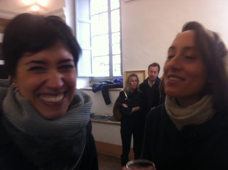 Annalisa Inzana e Ludovica Solari Fuori porta, da Bibo’s Place. L’appuntamento artistico-mondano del weekend è a Todi, con una raffinata mostra di opere su carta: ecco le immagini
