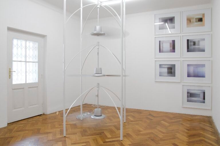 DSC 2850 Italiani all'estero. Sergio Limonta in mostra alla galleria amt_project di Bratislava: circuiti elettrici, lampadine, vantilatori, per un'architettura di macchine celibi