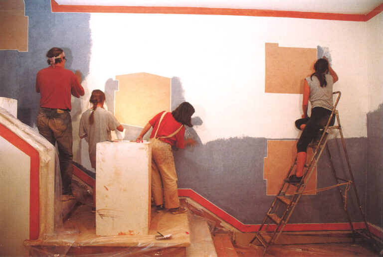 David Tremlett with assistants Obidon Portugal 1993 courtesy the artist and Ikon Ikon Gallery. Cinquant’anni da icona