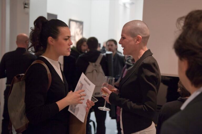 Eleonora Arnese giornalista e Monica Marioni Il Rebus milanese di Monica Marioni. Dopo Roma, Como e Lugano, arriva alla Fondazione Matalon il progetto itinerante dell’artista: ecco le immagini dell’opening