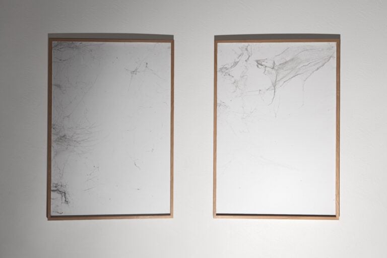 Emanuele Becheri Exhibition view 2x Impressione Italiani in trasferta. Immagini e video dalla mostra di Emanuele Becheri nell'ex stabilimento Solvay Bruxelles: che si chiude con il settimo cine-concerto dell'artista