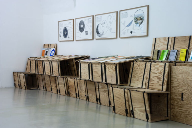 Falke Pisano e Archive Books Constellations of One and Many Seconda configurazione Here to There There to Here Veduta dell’installazione arge kunst Galerie Museum Photo Ivo Corrà 2014 3 Falke Pisano e gli uomini della folla