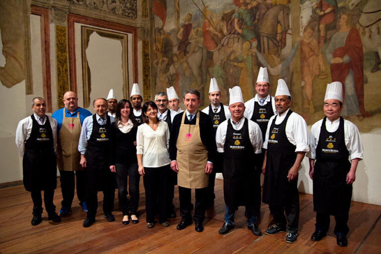 Gli chef per zoppi e gallotti Una festa fra design e cucina. A Milano architetti e progettisti diventano cuochi per festeggiare i trent’anni della mitica gastronomia Zoppi & Gallotti: ecco le immagini della serata