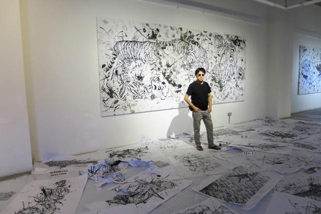 H. H. Lim, da Roma a Kuala Lumpur. Una personale alla galleria Wei-Ling Contemporary, ragionando sul tempo, il caos, gli oggetti e l’impermanenza