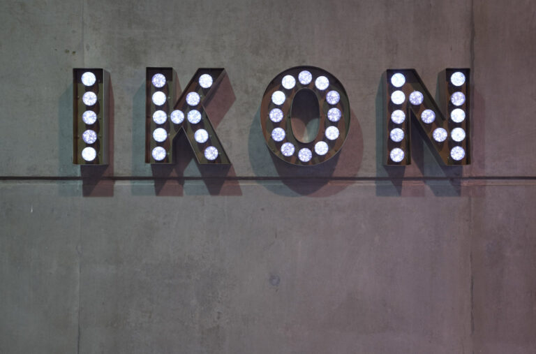 Ikon sign by Ron Terada 2006 courtesy the artist and Ikon Ikon Gallery. Cinquant’anni da icona