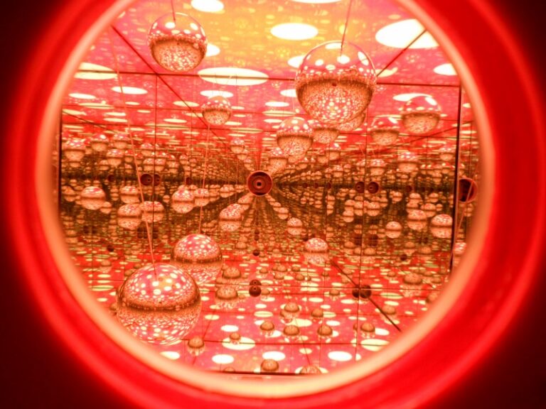 Infinity Mirrored installation art Tour asiatico per Yayoi Kusama. La tappa di Shanghai