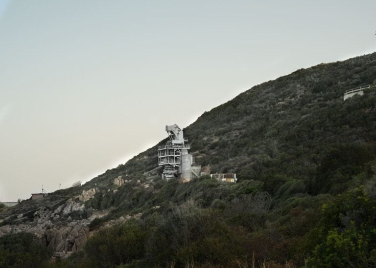 LA TERRA DELLA MEMORIA WEB 017 Il Man di Nuoro celebra Robert Capa. Con una mostra e un concorso di fotoreportage. Tra i vincitori Manuela Meloni: scorci di una Sardegna fantasma, tra paesaggio e memorie militari