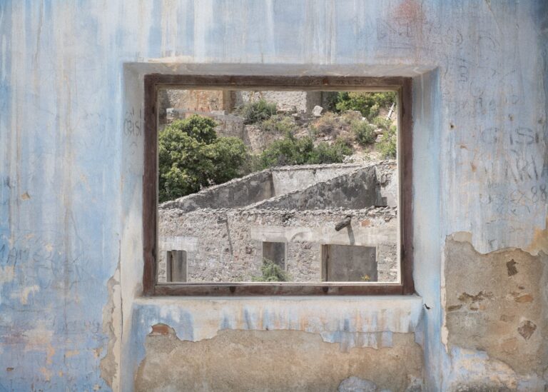 LA TERRA DELLA MEMORIA WEB 021 Il Man di Nuoro celebra Robert Capa. Con una mostra e un concorso di fotoreportage. Tra i vincitori Manuela Meloni: scorci di una Sardegna fantasma, tra paesaggio e memorie militari