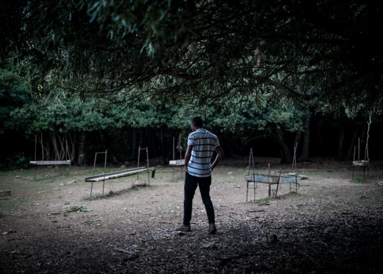 LA TERRA DELLA MEMORIA WEB 024 Il Man di Nuoro celebra Robert Capa. Con una mostra e un concorso di fotoreportage. Tra i vincitori Manuela Meloni: scorci di una Sardegna fantasma, tra paesaggio e memorie militari