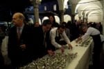 La serata ai Chiostri di San Barnaba Una festa fra design e cucina. A Milano architetti e progettisti diventano cuochi per festeggiare i trent’anni della mitica gastronomia Zoppi & Gallotti: ecco le immagini della serata