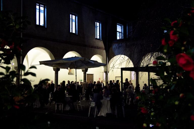 La serata ai Chiostri di San Barnaba 1 Una festa fra design e cucina. A Milano architetti e progettisti diventano cuochi per festeggiare i trent’anni della mitica gastronomia Zoppi & Gallotti: ecco le immagini della serata