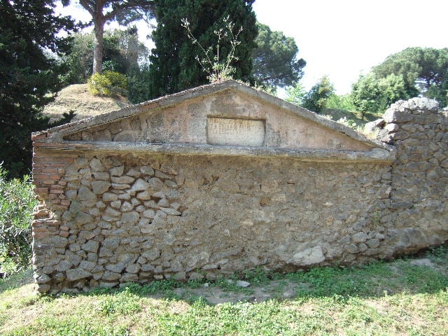 Ancora crolli a Pompei, danni al Tempio di Venere e alla tomba di Lucius Publicius Syneros. A pochi giorni dalla nomina, Franceschini è già alla prova con l’emergenza archeologia: martedì riunione d’urgenza