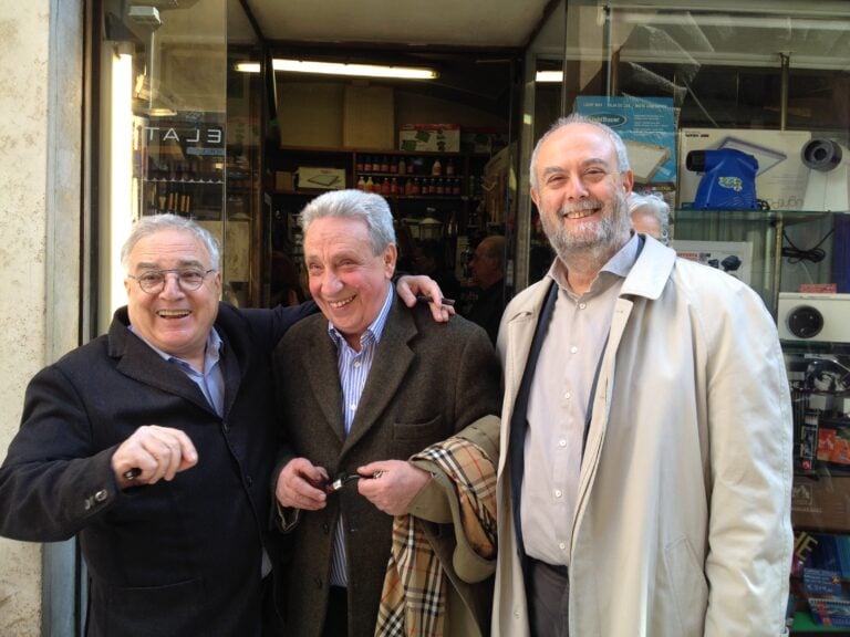 Memmo Mancini Giancarlo Limoni Umberto Croppi I miei amici Jim Dine, Balthus, Twombly, Schifano. Diventa un libro la storia di Domenico Mancini, o “Memmo di Poggi”, il più famoso maestro coloraio d’Italia: ecco le immagini dell’affollatissima presentazione romana