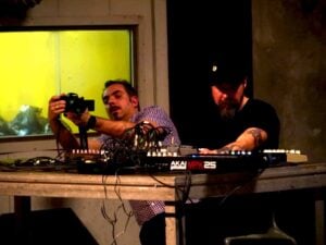 Mika Vainio suona a Milano il Mindfall di Micol Assaël: performance all’Hangar Bicocca per il guru della minimal-techno, che trasforma in output sonori le vibrazioni dei motori elettrici che animano l’installazione