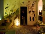 P1250238bis Nasce a Milano “My Little House”, progetto di mecenatismo dal basso che riattiva grazie all'arte le dinamiche relazioniali di quartieri dormitorio. Si parte in zona Lotto con il bosco incantato di Cristina Gardumi