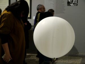 Piero Manzoni a Palazzo Reale. Non è mai troppo tardi: ecco le immagini dalla mostra che Milano dedica all’artista, l’anno dopo il cinquantesimo anniversario dalla morte. E tra le icone imprescindibili spuntano anche le rarità…