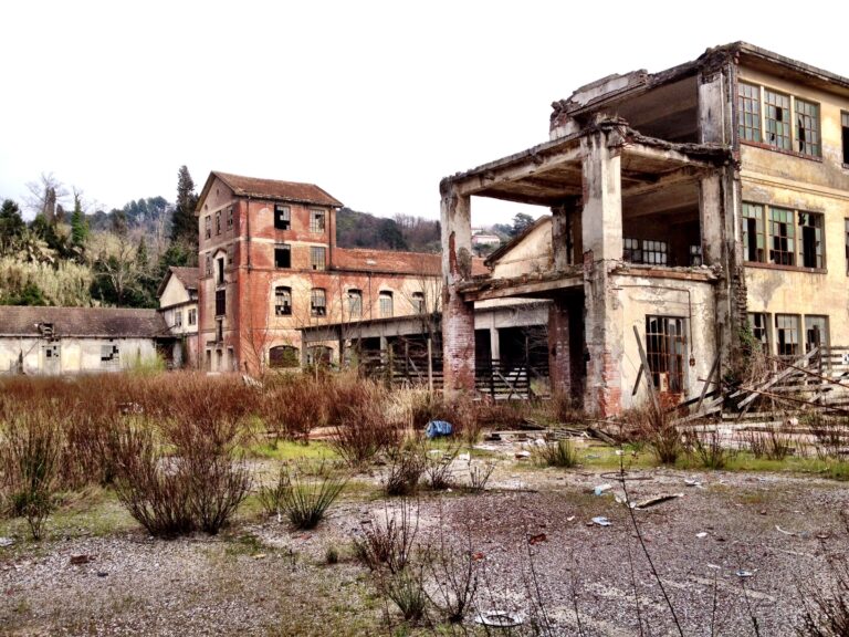 Progetto Nova Santo Stefano Magra 11 Progetto Nova a Santo Stefano Magra. Ecco tutte le foto di un'incredibile ex fabbrica che vuole emergere con pratiche di qualità. Arrivano i bandi per l'assegnazione dei primi spazi