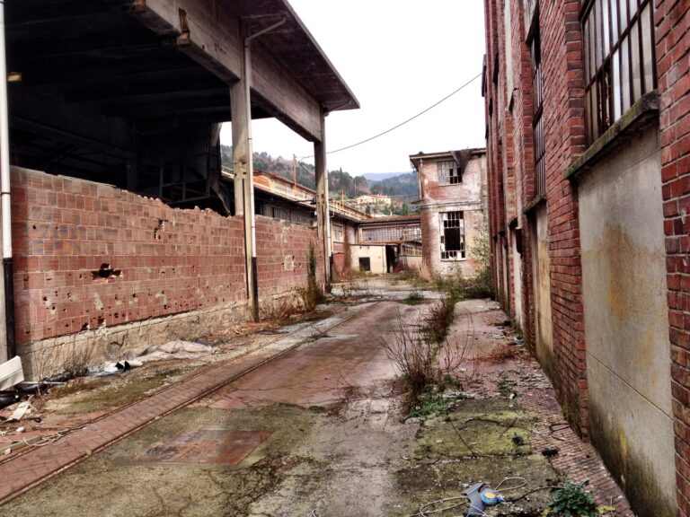 Progetto Nova Santo Stefano Magra 13 Progetto Nova a Santo Stefano Magra. Ecco tutte le foto di un'incredibile ex fabbrica che vuole emergere con pratiche di qualità. Arrivano i bandi per l'assegnazione dei primi spazi